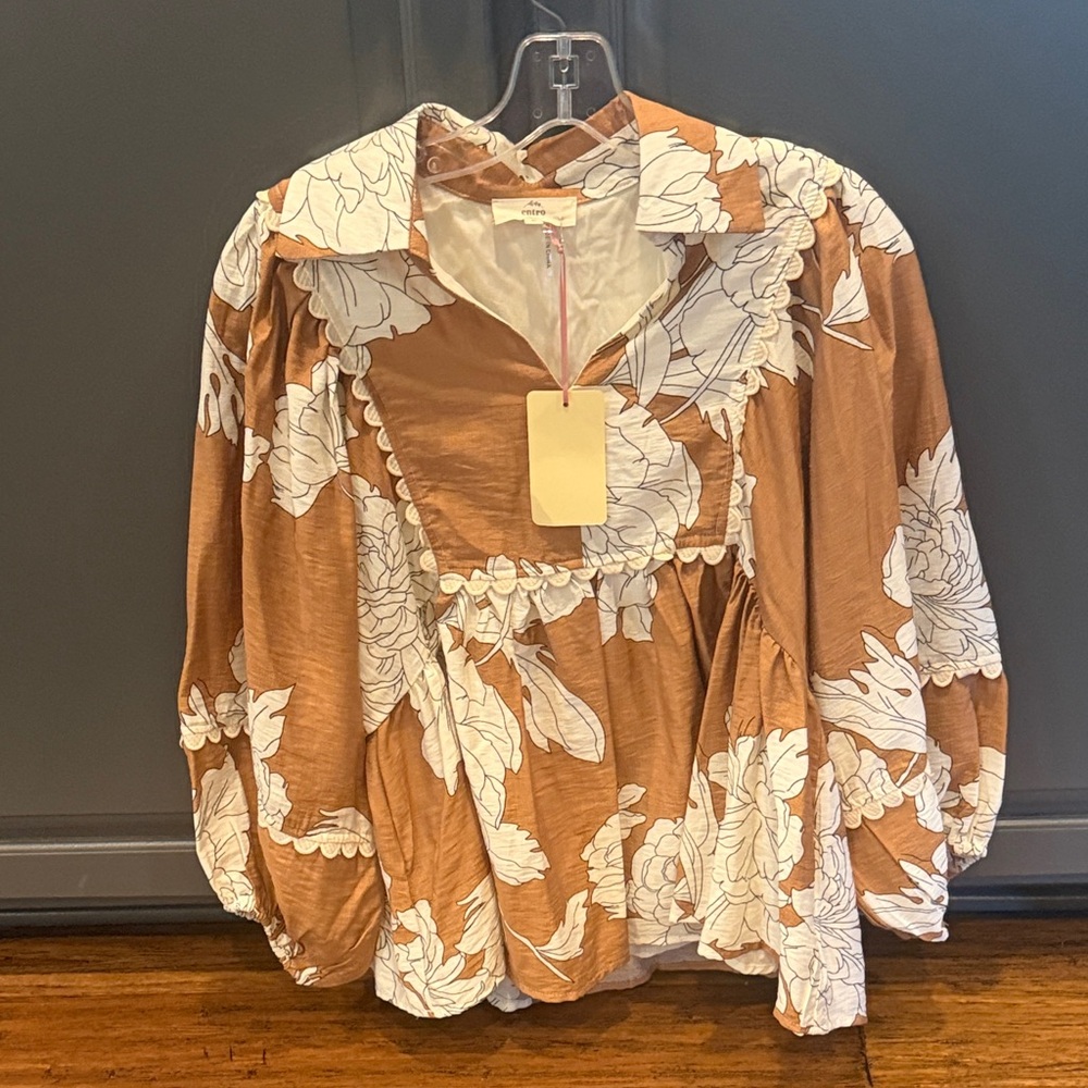 entro Floral Puff-Sleeve Blouse in Tan & White